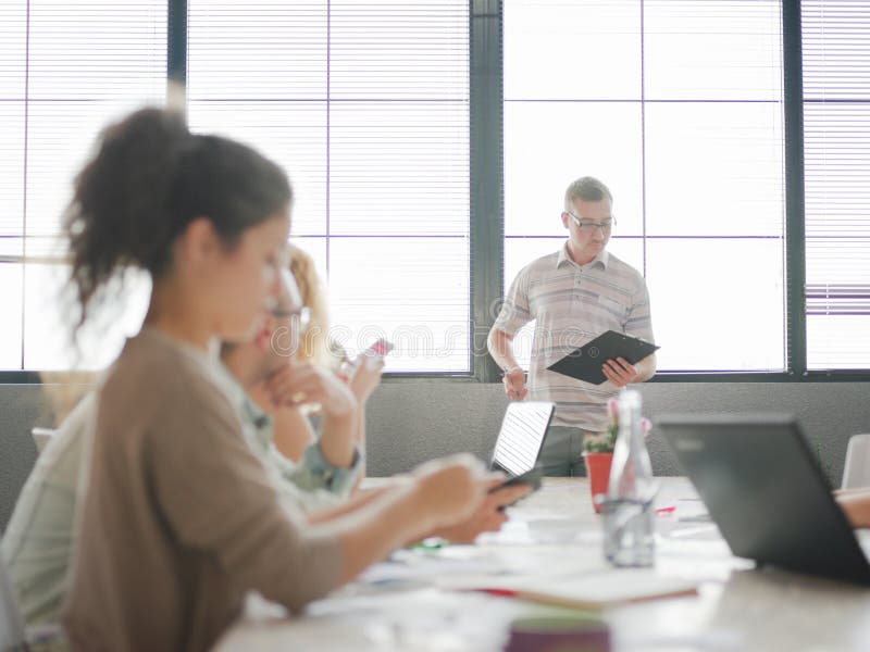 Büroangestellter zeigt anderen Kollegen sein Projekt bei der Arbeit stockbilder