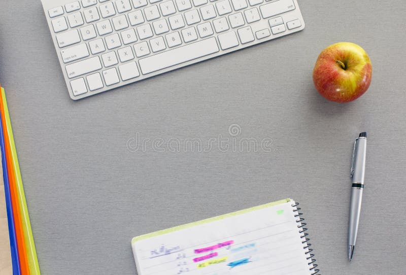 Büroarbeitsplatz auf grauem Schreibtisch mit rotem Apfel stockbild Büroarbeitsplatz auf grauem Schreibtisch mit rotem Apfel stockbild