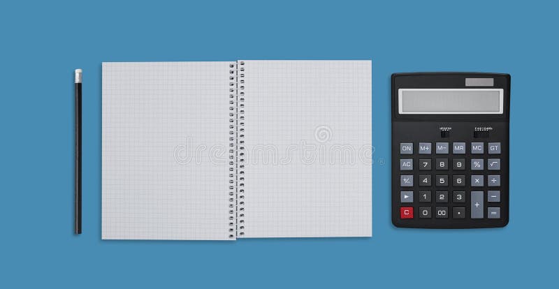 Bürodesktop und Geschäftskonzept Leeres gewundenes Notizbuch, Taschenrechner und Bleistift lokalisiert über blauem bckground Work stockfotos Bürodesktop und Geschäftskonzept Leeres gewundenes Notizbuch, Taschenrechner und Bleistift lokalisiert über blauem bckground Work stockfotos