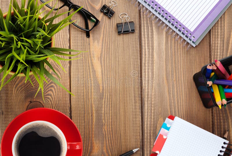 Bürotisch mit Blume, leerem Notizblock und Kaffeetasse lizenzfreie stockfotografie Bürotisch mit Blume, leerem Notizblock und Kaffeetasse lizenzfreie stockfotografie