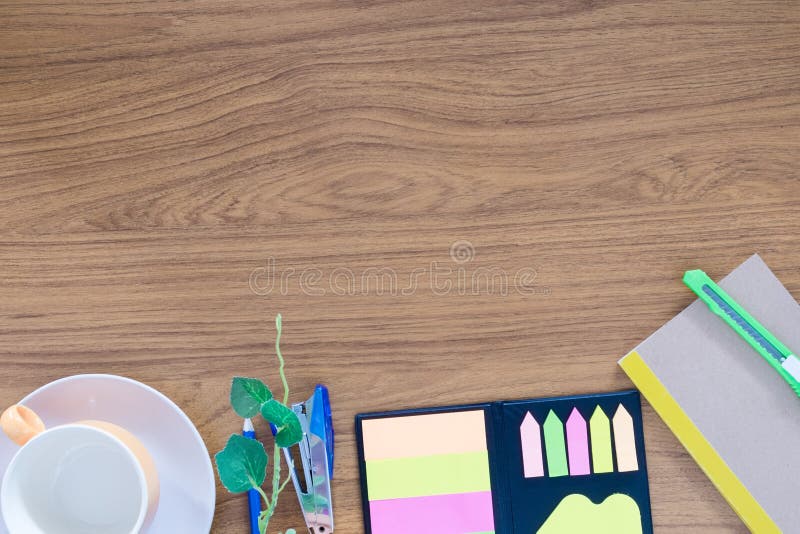 Bürotisch mit Notizblock, Computer und leerer Kaffeetasse stockfotografie Bürotisch mit Notizblock, Computer und leerer Kaffeetasse stockfotografie