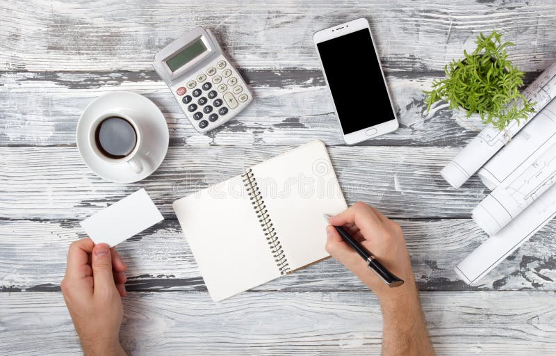 Bürotischschreibtisch mit Satz bunten Versorgungen, weißer leerer Notizblock, Schale, Stift, PC, zerknitterte Papier, Blume auf B lizenzfreie stockfotografie Bürotischschreibtisch mit Satz bunten Versorgungen, weißer leerer Notizblock, Schale, Stift, PC, zerknitterte Papier, Blume auf B lizenzfreie stockfotografie