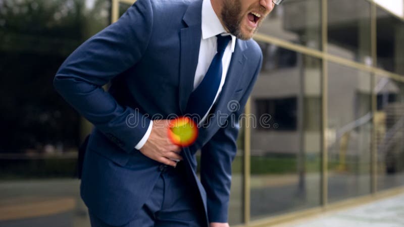 Bürovorsteher glaubt scharfen Bauchschmerzen, Verdauungsstörung, Stelle anzeigt Sodbrennen lizenzfreie stockfotos Bürovorsteher glaubt scharfen Bauchschmerzen, Verdauungsstörung, Stelle anzeigt Sodbrennen lizenzfreie stockfotos