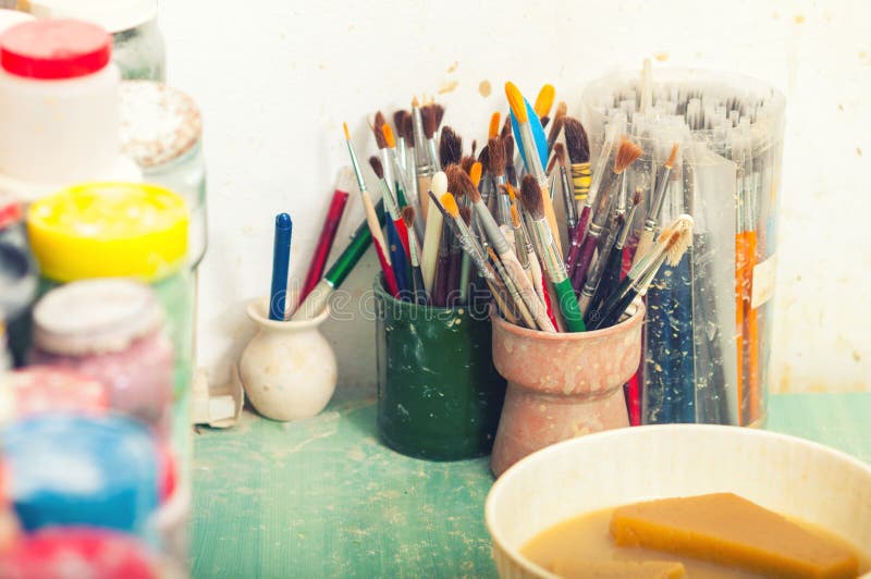 Bürsten und Farben des Kunstmalers in seinem Studio lizenzfreie stockfotos Bürsten und Farben des Kunstmalers in seinem Studio lizenzfreie stockfotos