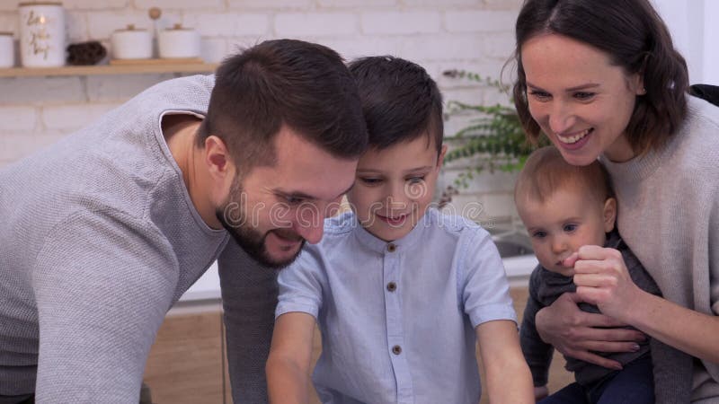 Băiat cu familie joc joc pe tabletă digitală stock video footage