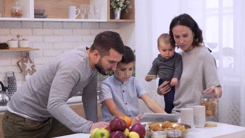 Băiat cu familie joc joc pe tabletă digitală stock video