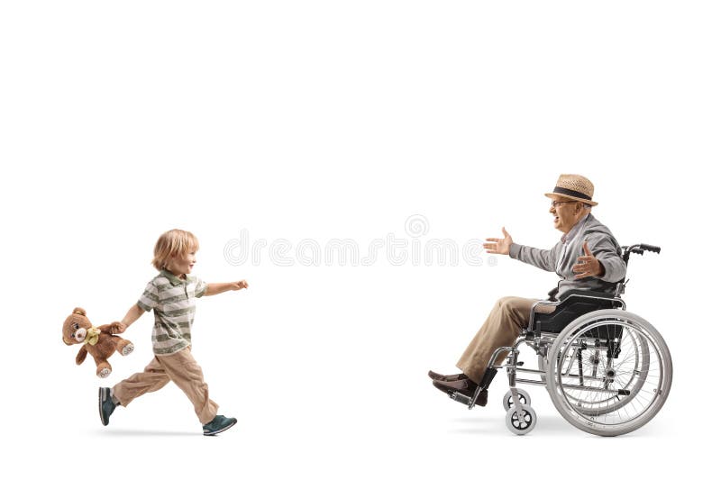 Băiat cu un ursuleț de pluș alergând spre un senior într-un scaun cu rotile stock photo