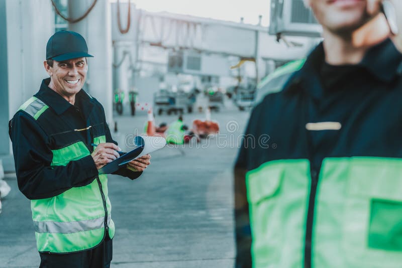 Bărbat adult zâmbitor care se uită în cameră stock images