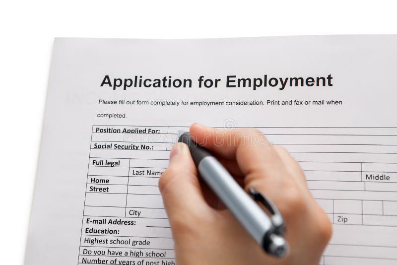 Bărbat care completează o cerere de angajare stock photography