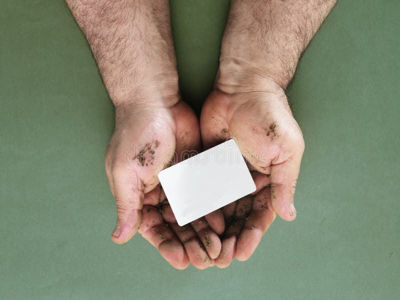 Bărbat care deține un card cu mâini murdare stock photography