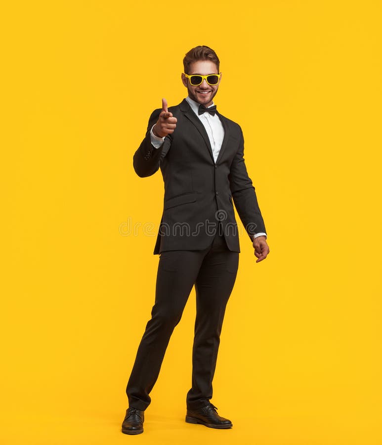 Bărbat chipeș în costum care arată cu fața spre cameră stock photos