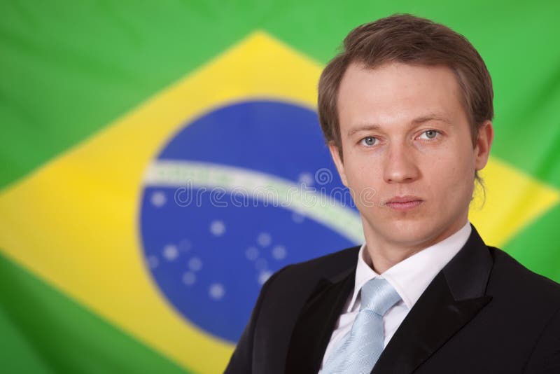 Bărbat deasupra steagului brazilian royalty free stock photos