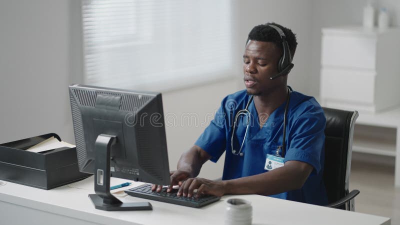 Bărbat negru cu dureri de cap. portretul unui bărbat, doctor obosit la locul de muncă. medicul dumneavoastră este obosit după ziua stock footage