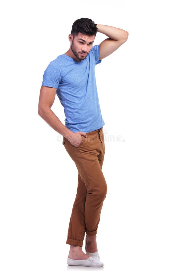 Bărbat obișnuit care stă cu mâna pe cap royalty free stock image