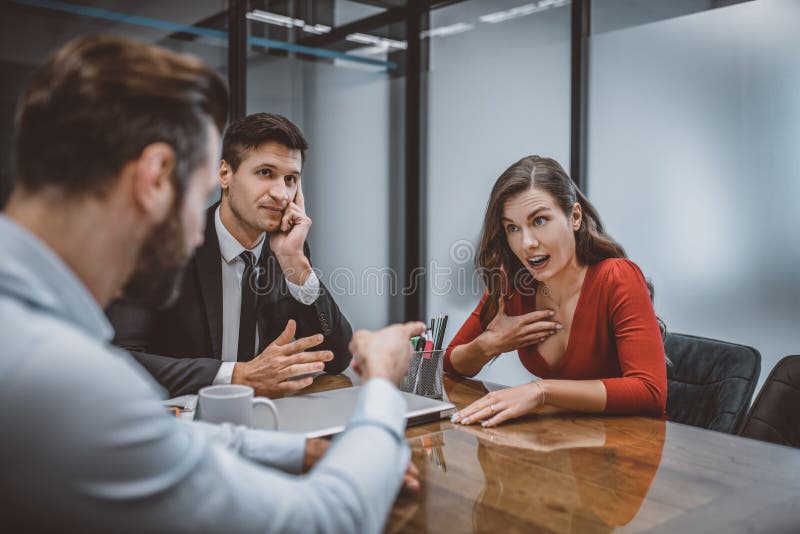 Bărbat și femeie care se ceartă în fața avocatului lor royalty free stock photos
