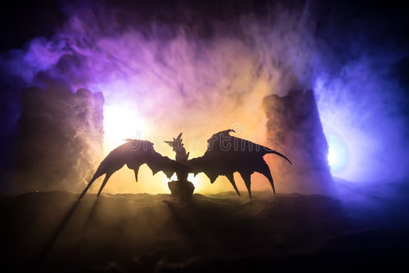 Bătălia dintre dragon și soldații eroici. decorațiuni creative table. concentrare selectivă royalty free stock image