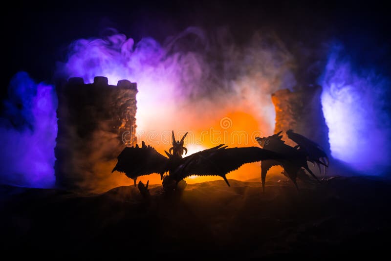 Bătălia dintre dragon și soldații eroici. decorațiuni creative table. concentrare selectivă stock photography