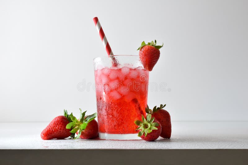 Băutură răcoritoare de căpșuni cu gheață pe un fundal alb izolat royalty free stock photography