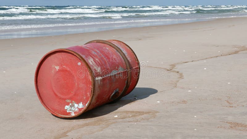 Bęben naftowy po burzy wypranej na ląd na plaży w Parku Narodowym Spit Curonian