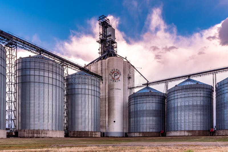 Błyskawiczny prąd, SK/Canada- 10 Maj, 2019: Zmierzchu niebo nad Paterson Zbożowy Śmiertelnie w Błyskawicznym prądzie, SK, Kanada fotografia stock Błyskawiczny prąd, SK/Canada- 10 Maj, 2019: Zmierzchu niebo nad Paterson Zbożowy Śmiertelnie w Błyskawicznym prądzie, SK, Kanada fotografia stock