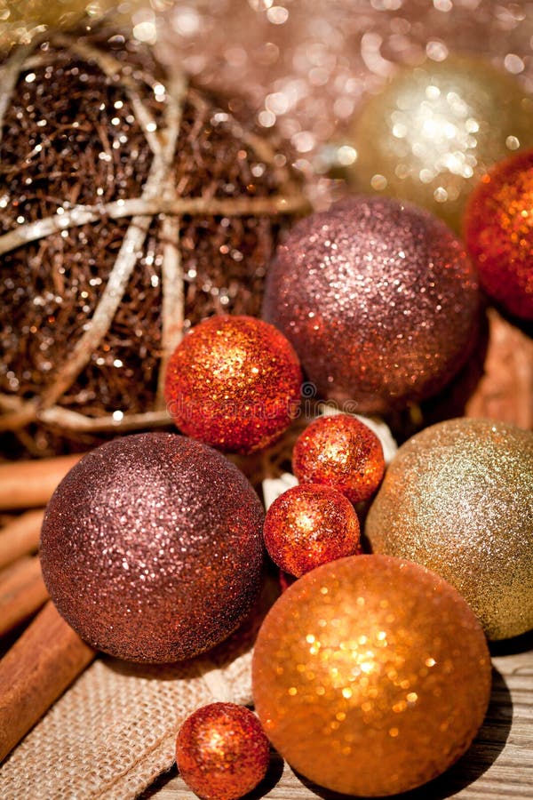 Błyskotliwa boże narodzenie dekoracja w pomarańczowym i brown naturalnym drewnie fotografia stock Błyskotliwa boże narodzenie dekoracja w pomarańczowym i brown naturalnym drewnie fotografia stock
