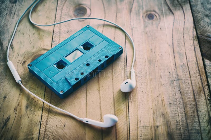 Błękitna retro biel słuchawka na drewnianym stole i zdjęcia stock Błękitna retro biel słuchawka na drewnianym stole i zdjęcia stock