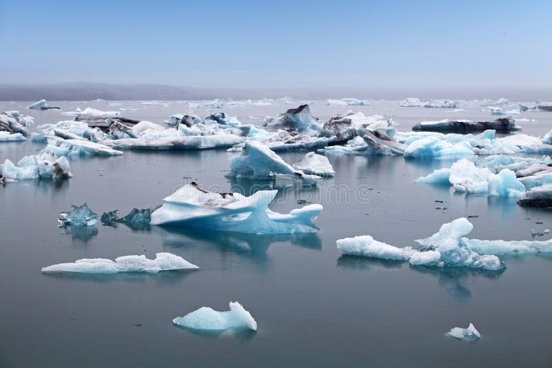 Błękitne góry lodowa unosi się w Jokulsarlon glacjalnym lagook, Iceland zdjęcia royalty free Błękitne góry lodowa unosi się w Jokulsarlon glacjalnym lagook, Iceland zdjęcia royalty free