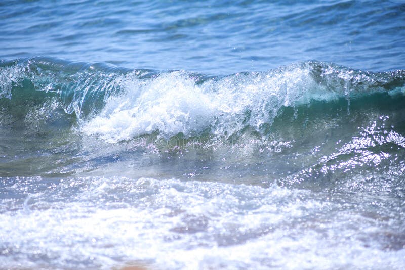 Błękitne świeżej wody Whitecap fala Myją Na ląd na Piaskowatej plaży