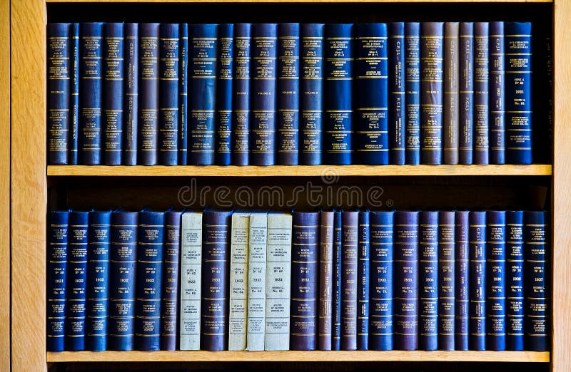 Błękitnego prawa książki w półka na książki