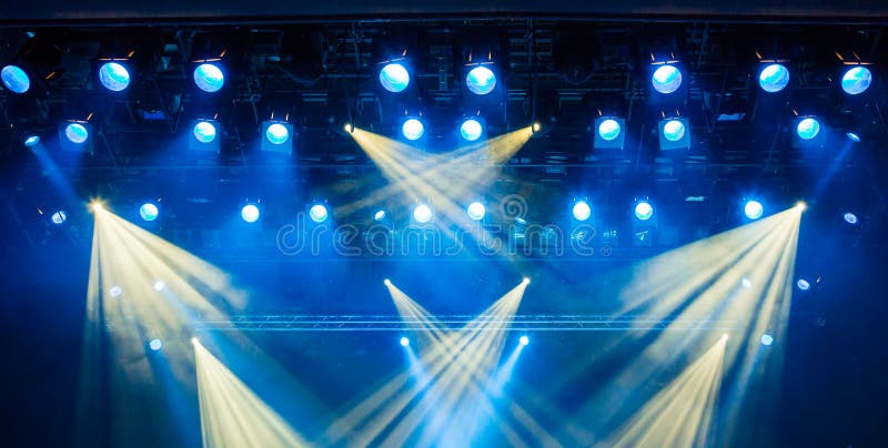 Błękitni lekcy promienie od światła reflektorów przez dymu przy filharmonią lub teatrem Oświetleniowy wyposażenie dla przedstawie obrazy stock Błękitni lekcy promienie od światła reflektorów przez dymu przy filharmonią lub teatrem Oświetleniowy wyposażenie dla przedstawie obrazy stock
