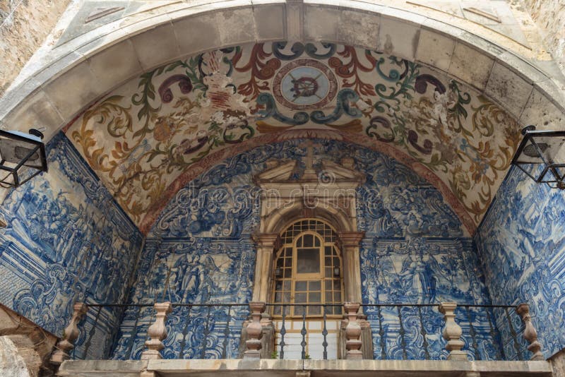 Błękitny Artystyczny Dachówkowy Azulejos: Dekoracja pod łukiem w Obidos ulicie, Portugalia fotografia stock Błękitny Artystyczny Dachówkowy Azulejos: Dekoracja pod łukiem w Obidos ulicie, Portugalia fotografia stock