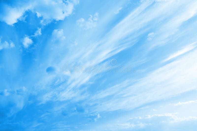 Błękitny chmurny niebo