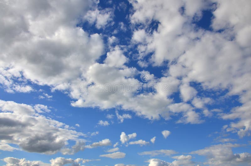 Błękitny chmurny niebo z wiele małymi chmurami blokuje su