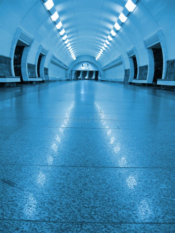 Błękitny fluorescencyjny metro tunel