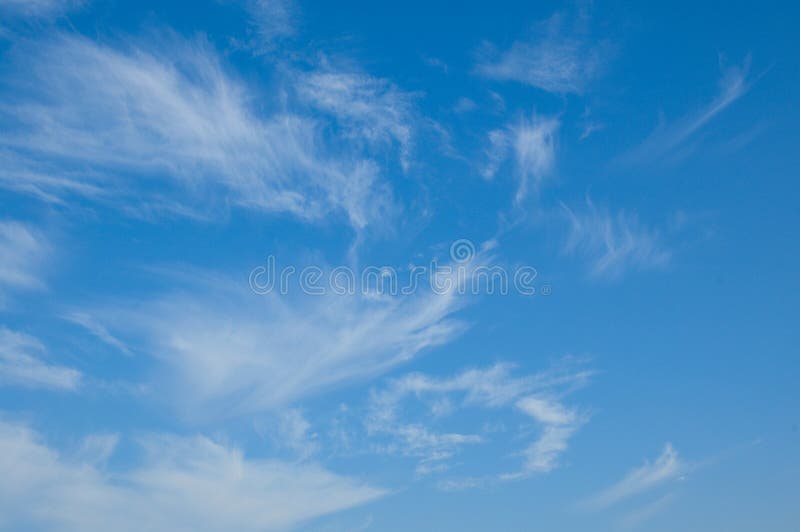 błękitny jasny chmurnieje niebo biel