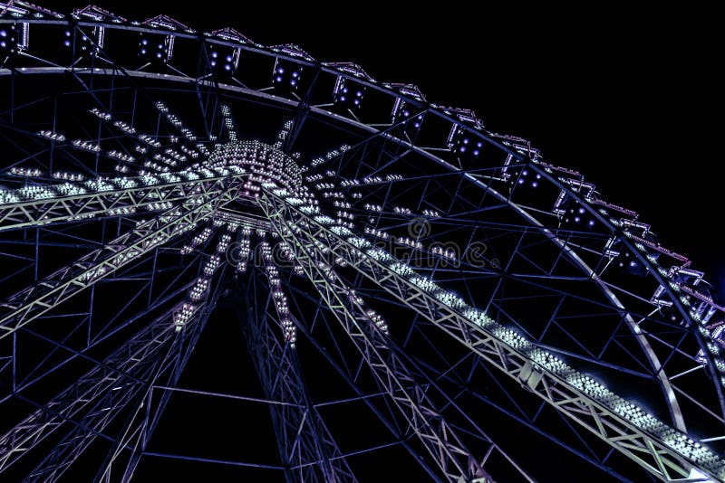 Błękitny neonowy rozjaśniający ferris koło obraz royalty free Błękitny neonowy rozjaśniający ferris koło obraz royalty free