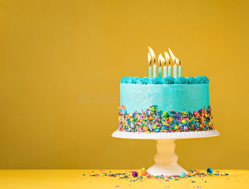 Błękitny Urodzinowy tort na kolorze żółtym