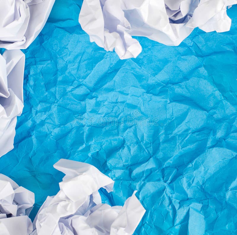 Błękitny Zmięty papierowy tło z zmiętą papierową piłką obraz stock