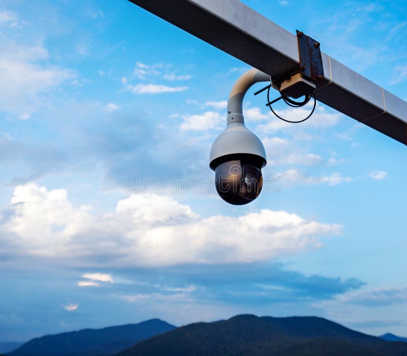 360 Grados De Cámaras De Vigilancia En Un Poste, El Cielo Azul