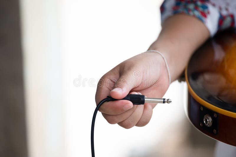 Câble Prise Dans La Guitare électrique Insertion à La Main Prise D