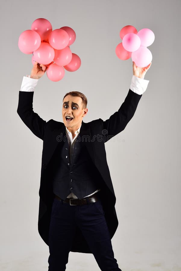 Célébration Du Jour Spécial Homme Avec Le Maquillage De Pantomime Sur La  Fête D'anniversaire Homme De Mime D'artiste De Ballon Av Photo stock -  Image du silencieux, homme: 140468394