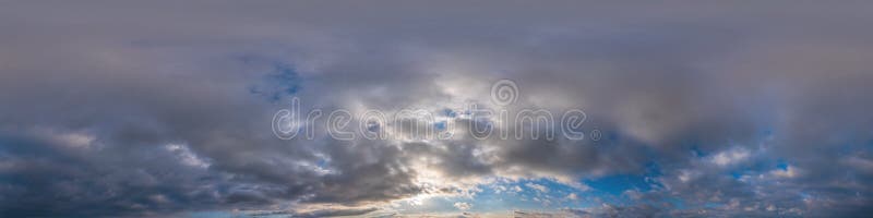 Céu azul com nuvens cumulus como panorama hdri 360 sem costura com