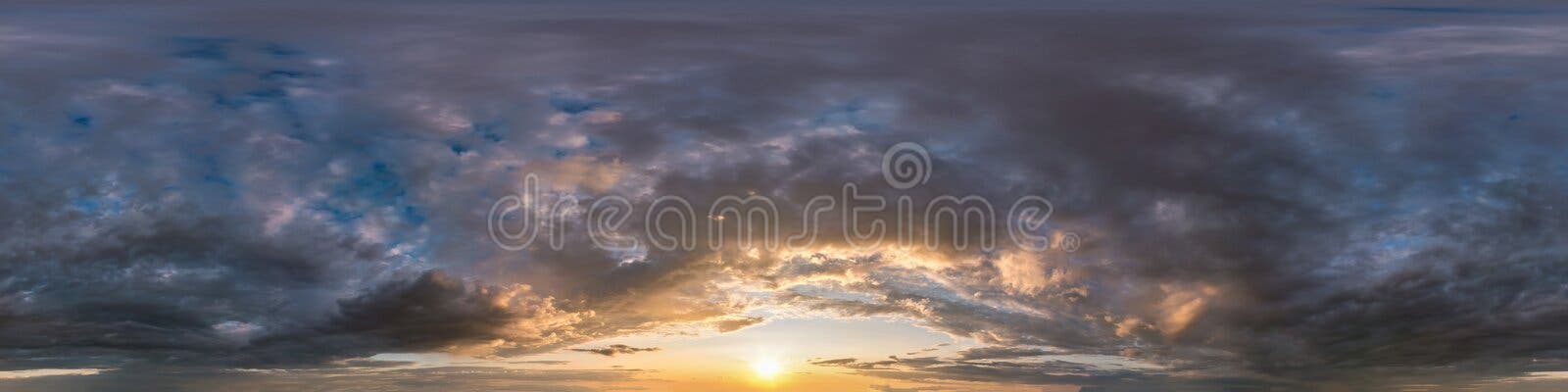 Céu azul do pôr do sol com nuvens como visão panorâmica hdri 360 sem  costura com zênite em formato equiretangular esférico para uso em gráficos  3d ou desenvolvimento de jogos como cúpula