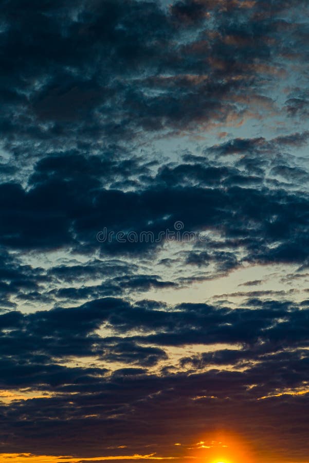 Céu azul com belas nuvens fofas sem chão panorama hdri sem costura