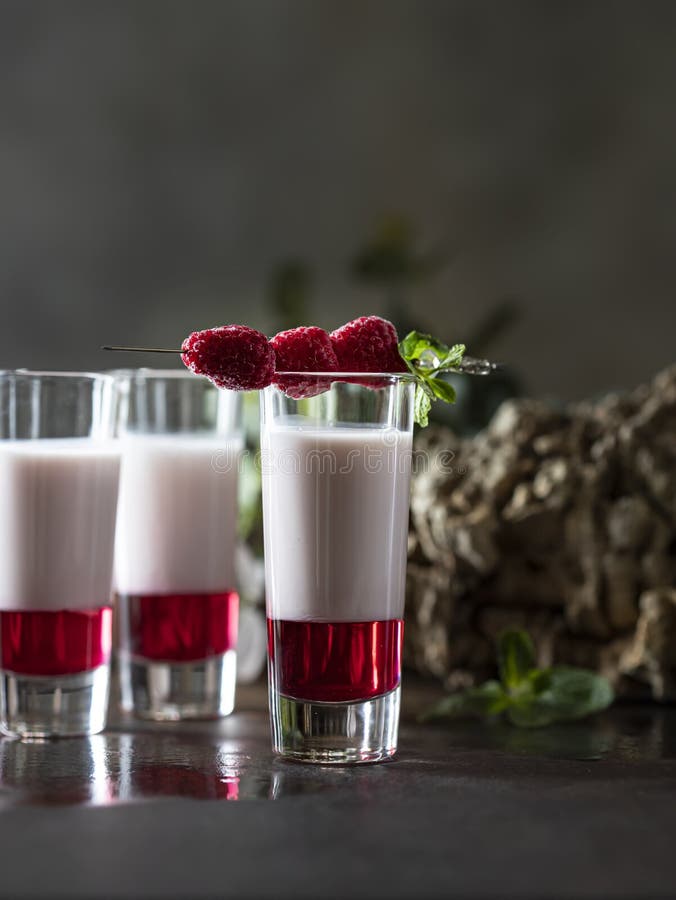 Cócteles Con Licor De Vainilla De Frambuesa Vodka. Tiros Frescos De Verano  Para La Fiesta Foto de archivo - Imagen de menta, fruta: 217193876