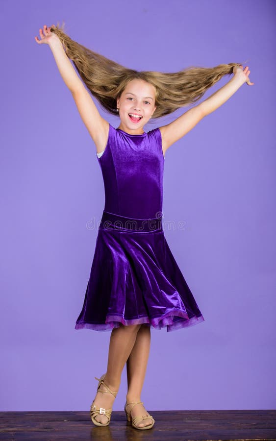 Cómo Hacer El Peinado Ordenado Para El Niño Las Cosas Que Usted Necesita  Saben Sobre Peinado De La Danza De Salón De Baile Peinad Foto de archivo -  Imagen de estilismo, aerosol: