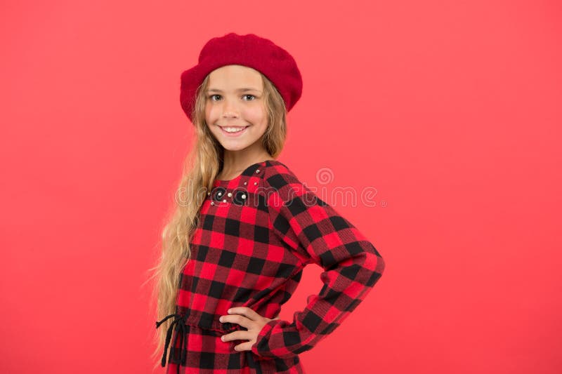 Niño niña linda con el pelo largo posando en fondo de sombrero rojo. cómo  usar la boina francesa. inspiración estilo boina. cómo usar boina como  chica de moda. accesorio de boina de