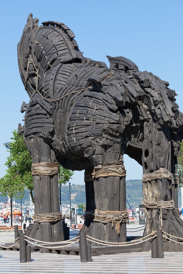 O cavalo de madeira de troy o cavalo de tróia original usado no filme troy  em pé na costa de egeu