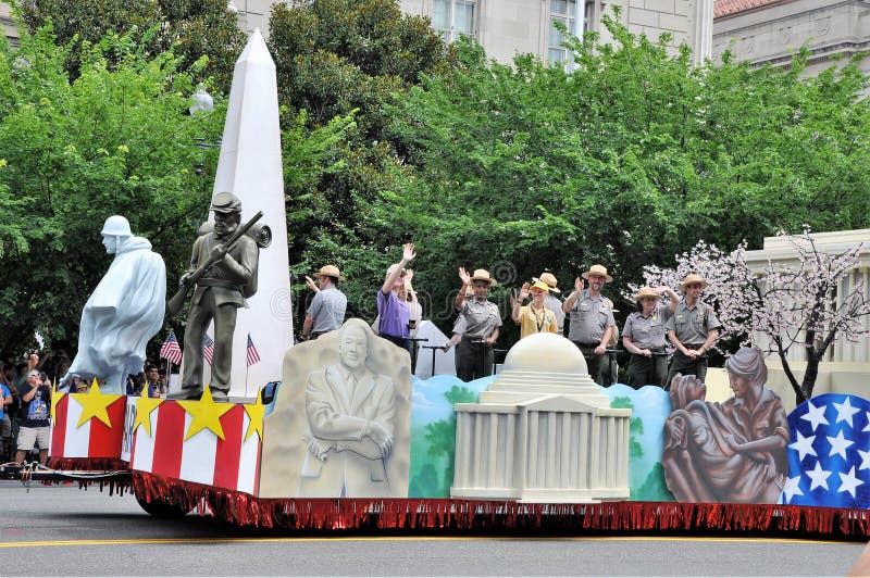 c D washington C - JULI 4, 2017: festliga plattformar med deltagare av självständighetsdagen för 2017 medborgare ståtar Juli 4, 2 royaltyfria bilder c D washington C - JULI 4, 2017: festliga plattformar med deltagare av självständighetsdagen för 2017 medborgare ståtar Juli 4, 2 royaltyfria bilder