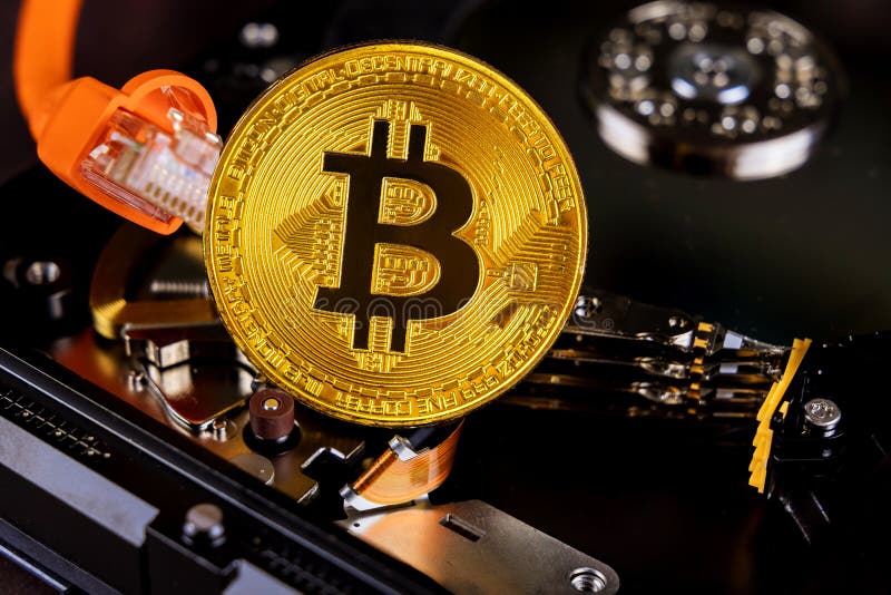 C'est bitcoin couleur or qui repose sur le disque dur connecté à une crypto-monnaie blockchain par ethernet image stock